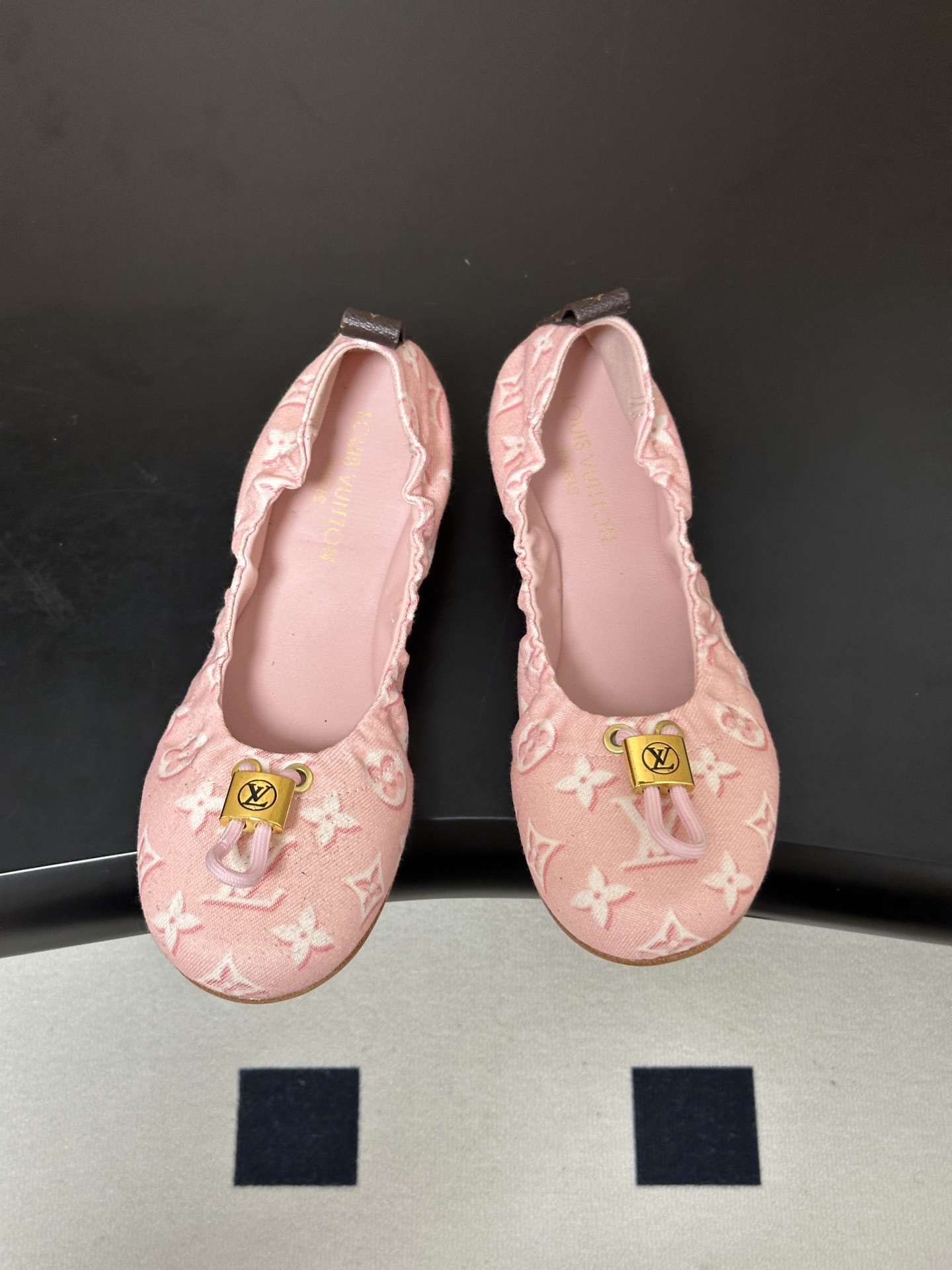 26Ss新款Louis vuitton LV NOLITA 平底芭蕾鞋五金扣松紧带跳舞鞋经典牛仔布平底单鞋 本款 Nol 26Ss新款Louis vuitton LV NOLITA 平底芭蕾鞋五金扣松紧带跳舞鞋经典牛仔布平底单鞋 本款 Nol