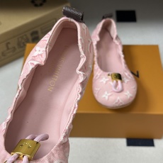 26Ss新款Louis vuitton LV NOLITA 平底芭蕾鞋五金扣松紧带跳舞鞋经典牛仔布平底单鞋 本款 Nol 26Ss新款Louis vuitton LV NOLITA 平底芭蕾鞋五金扣松紧带跳舞鞋经典牛仔布平底单鞋 本款 Nol