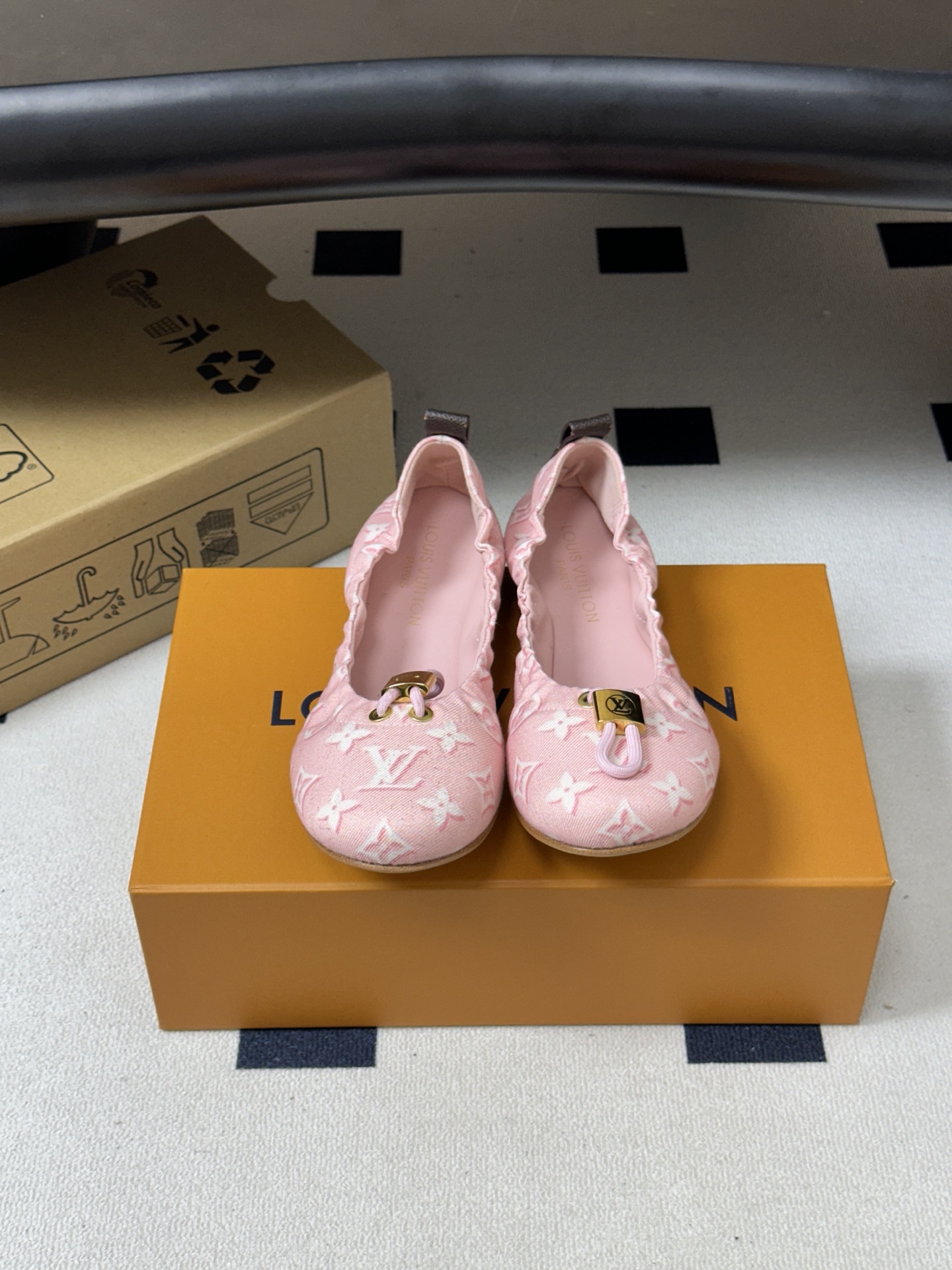 26Ss新款Louis vuitton LV NOLITA 平底芭蕾鞋五金扣松紧带跳舞鞋经典牛仔布平底单鞋 本款 Nol 26Ss新款Louis vuitton LV NOLITA 平底芭蕾鞋五金扣松紧带跳舞鞋经典牛仔布平底单鞋 本款 Nol
