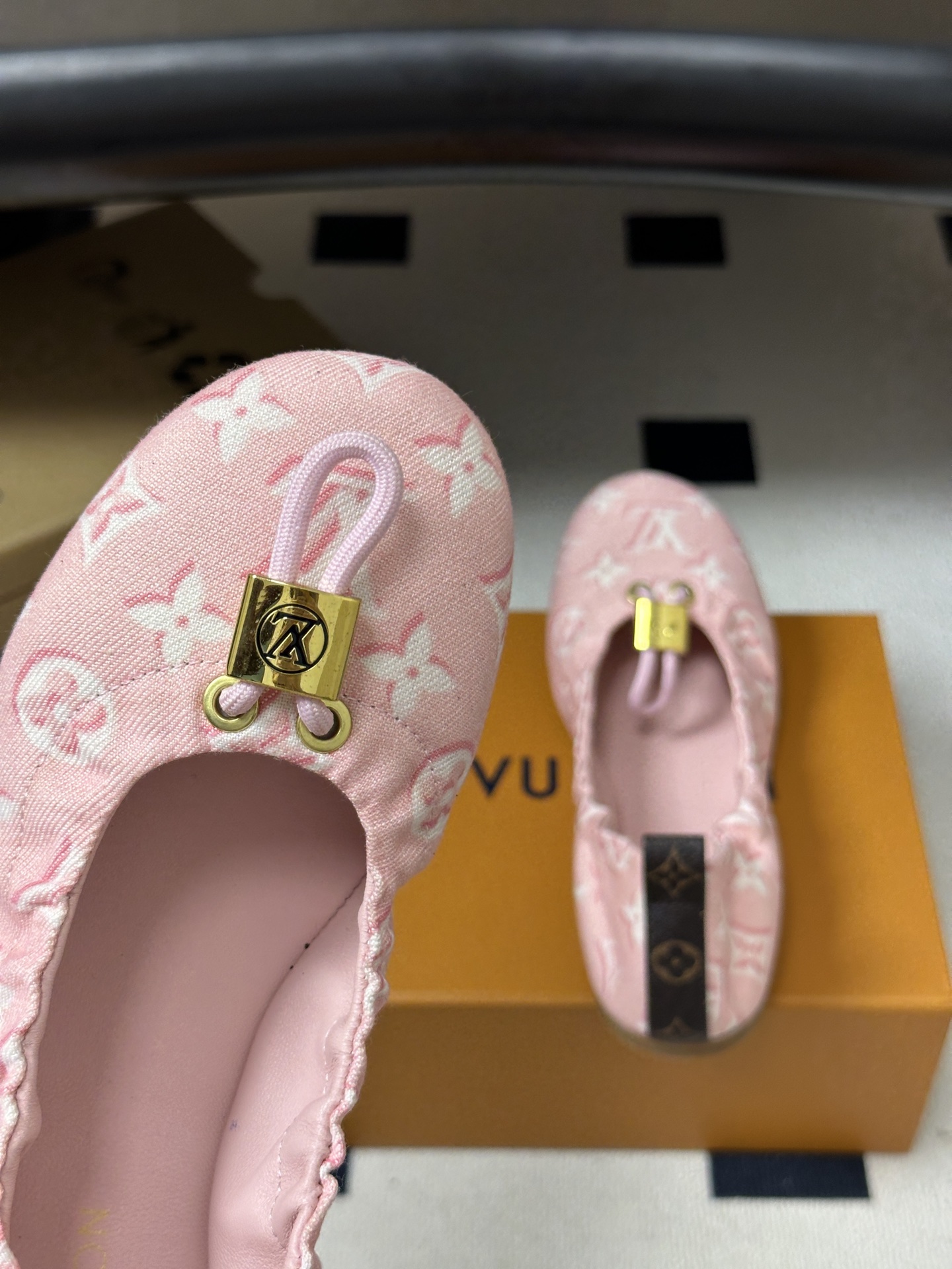 26Ss新款Louis vuitton LV NOLITA 平底芭蕾鞋五金扣松紧带跳舞鞋经典牛仔布平底单鞋 本款 Nol 26Ss新款Louis vuitton LV NOLITA 平底芭蕾鞋五金扣松紧带跳舞鞋经典牛仔布平底单鞋 本款 Nol