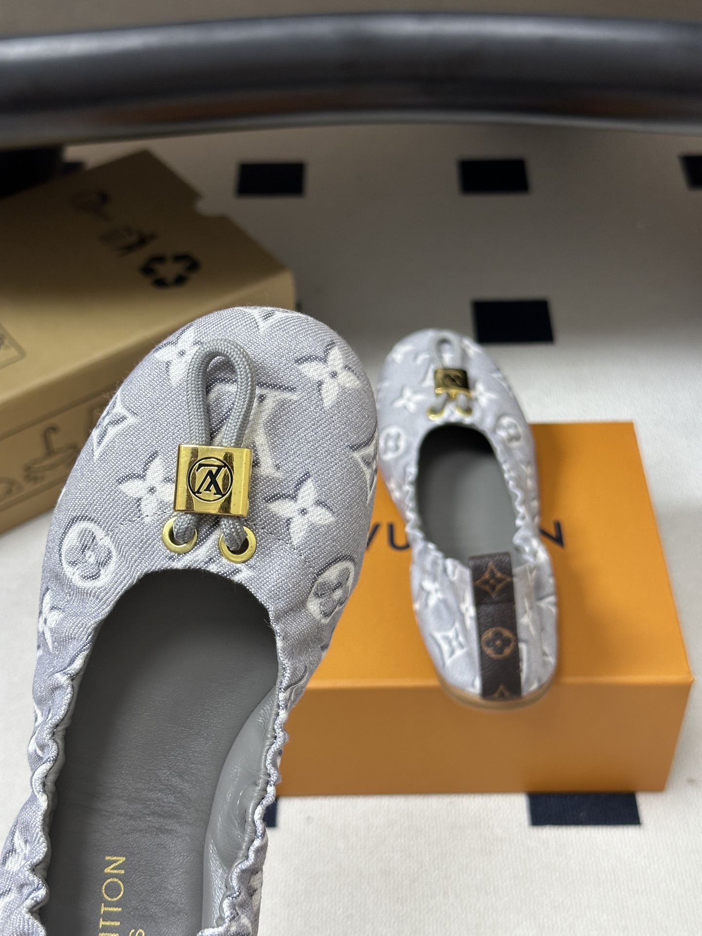26Ss新款Louis vuitton LV NOLITA 平底芭蕾鞋五金扣松紧带跳舞鞋经典牛仔布平底单鞋 本款 Nol 26Ss新款Louis vuitton LV NOLITA 平底芭蕾鞋五金扣松紧带跳舞鞋经典牛仔布平底单鞋 本款 Nol