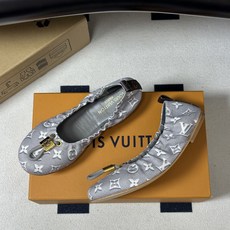 26Ss新款Louis vuitton LV NOLITA 平底芭蕾鞋五金扣松紧带跳舞鞋经典牛仔布平底单鞋 本款 Nol 26Ss新款Louis vuitton LV NOLITA 平底芭蕾鞋五金扣松紧带跳舞鞋经典牛仔布平底单鞋 本款 Nol