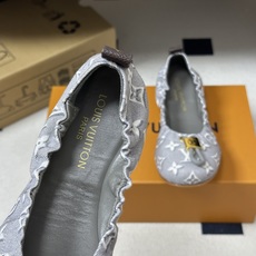 26Ss新款Louis vuitton LV NOLITA 平底芭蕾鞋五金扣松紧带跳舞鞋经典牛仔布平底单鞋 本款 Nol 26Ss新款Louis vuitton LV NOLITA 平底芭蕾鞋五金扣松紧带跳舞鞋经典牛仔布平底单鞋 本款 Nol