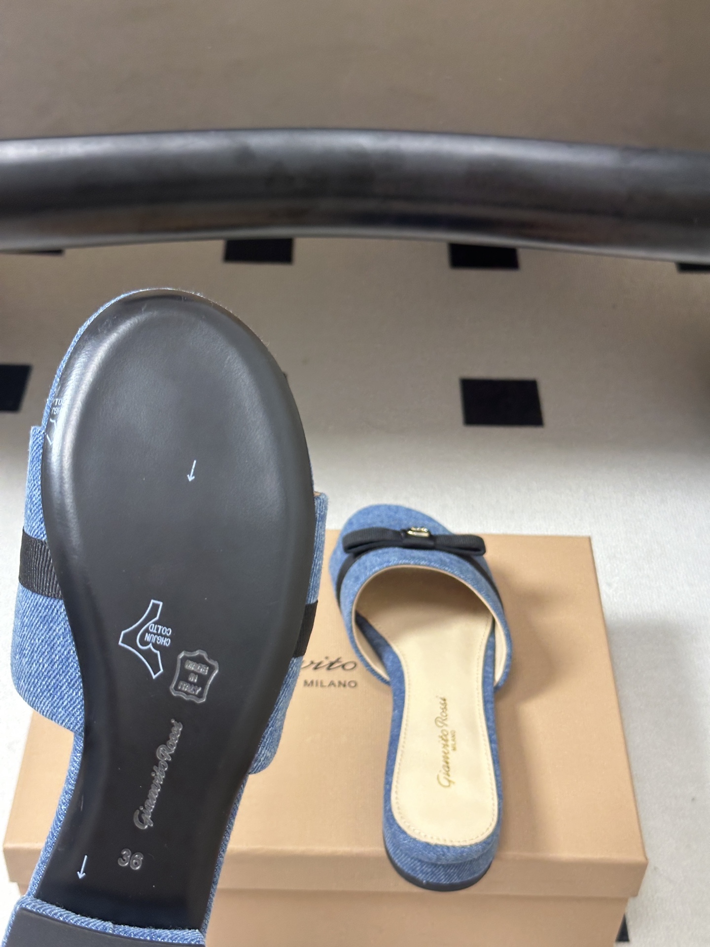 Gianvito Rossi 26春夏新款 罗西GR 经典R扣一字带平底凉拖鞋细高跟拖鞋 以品牌标志性的简约一字带廓形为 Gianvito Rossi 26春夏新款 罗西GR 经典R扣一字带平底凉拖鞋细高跟拖鞋 以品牌标志性的简约一字带廓形为