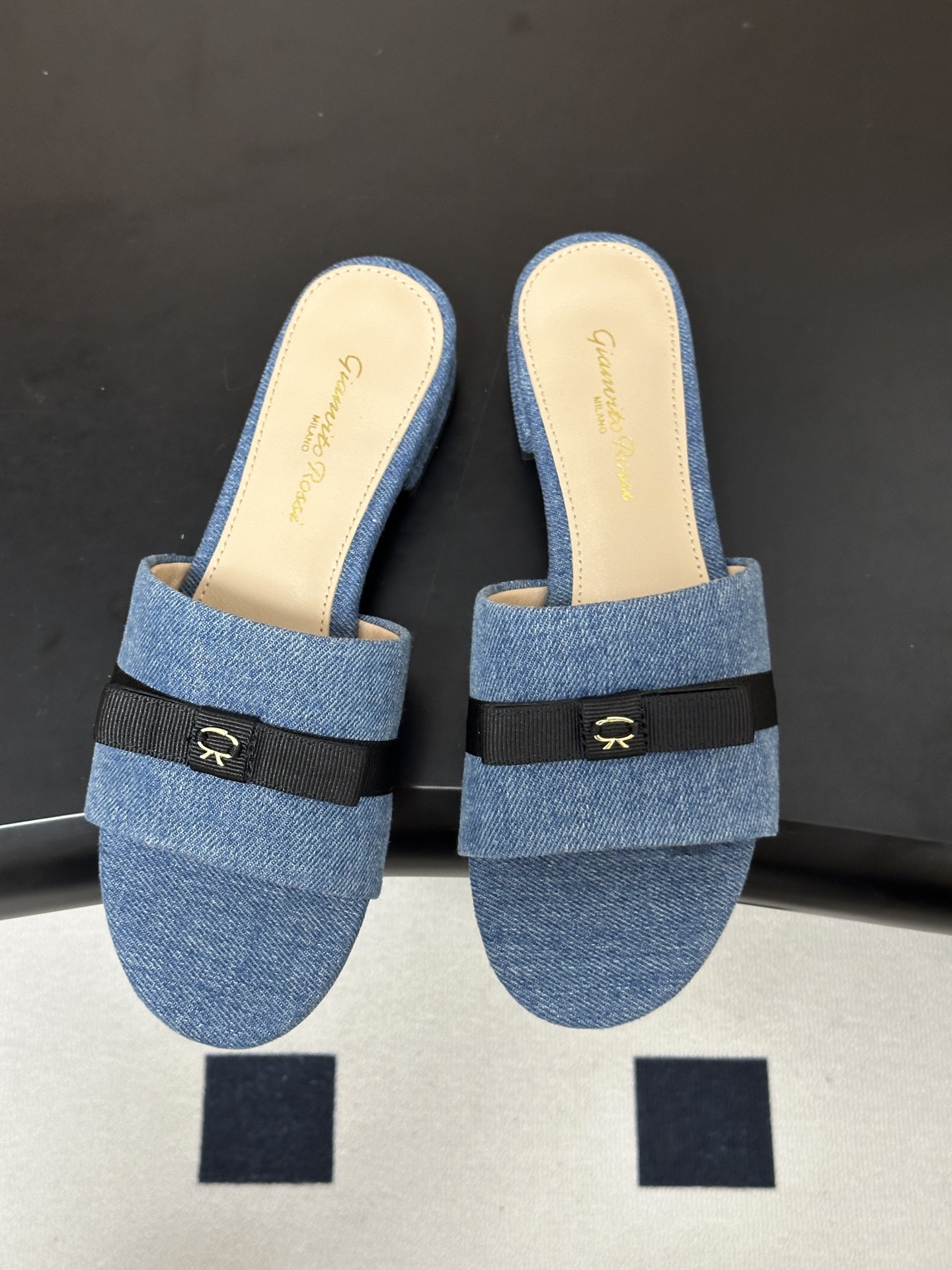 Gianvito Rossi 26春夏新款 罗西GR 经典R扣一字带平底凉拖鞋细高跟拖鞋 以品牌标志性的简约一字带廓形为 Gianvito Rossi 26春夏新款 罗西GR 经典R扣一字带平底凉拖鞋细高跟拖鞋 以品牌标志性的简约一字带廓形为