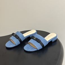 Gianvito Rossi 26春夏新款 罗西GR 经典R扣一字带平底凉拖鞋细高跟拖鞋 以品牌标志性的简约一字带廓形为 Gianvito Rossi 26春夏新款 罗西GR 经典R扣一字带平底凉拖鞋细高跟拖鞋 以品牌标志性的简约一字带廓形为