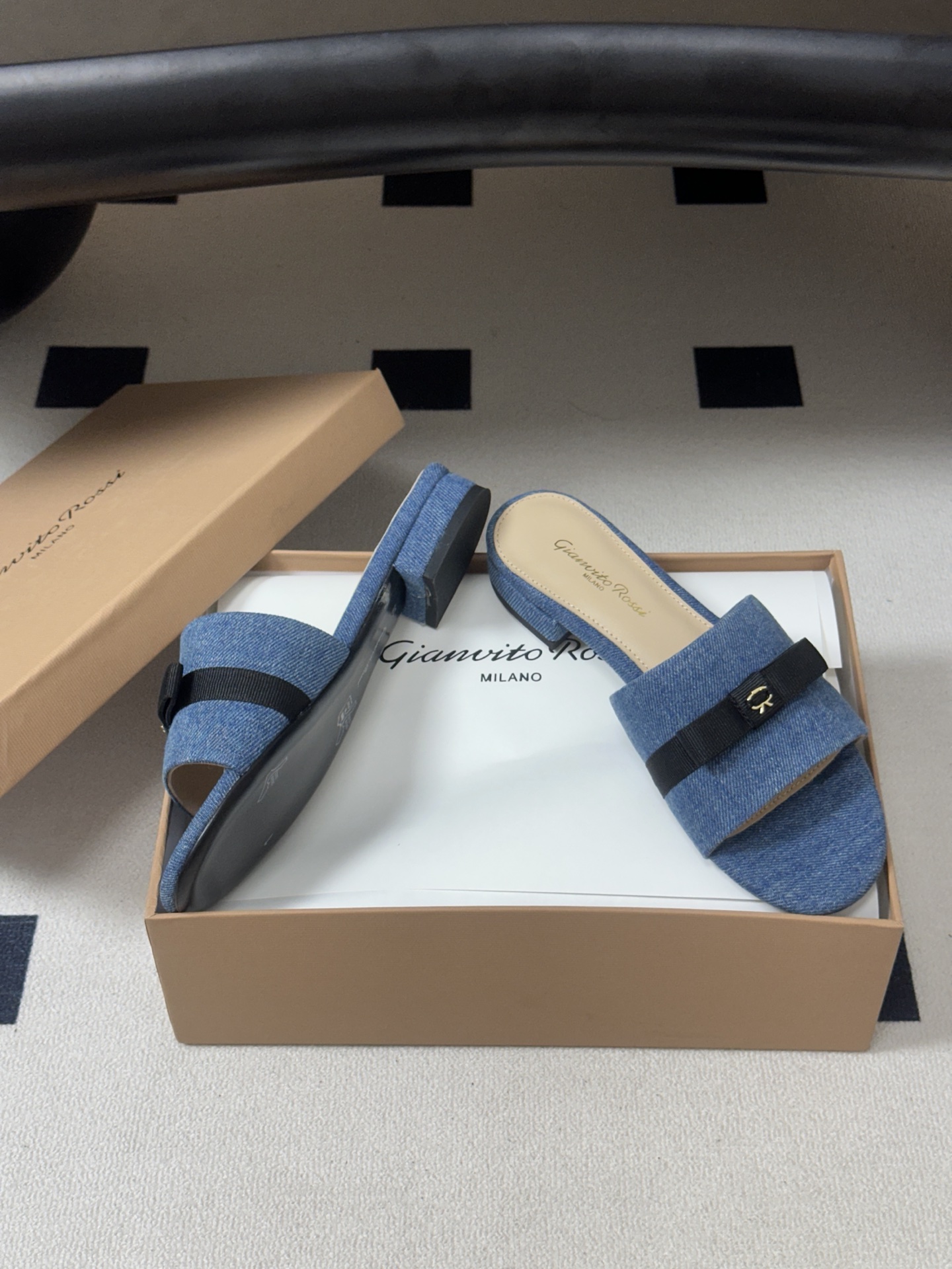 Gianvito Rossi 26春夏新款 罗西GR 经典R扣一字带平底凉拖鞋细高跟拖鞋 以品牌标志性的简约一字带廓形为 Gianvito Rossi 26春夏新款 罗西GR 经典R扣一字带平底凉拖鞋细高跟拖鞋 以品牌标志性的简约一字带廓形为