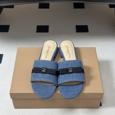 Gianvito Rossi 26春夏新款 罗西GR 经典R扣一字带平底凉拖鞋细高跟拖鞋 以品牌标志性的简约一字带廓形为 Gianvito Rossi 26春夏新款 罗西GR 经典R扣一字带平底凉拖鞋细高跟拖鞋 以品牌标志性的简约一字带廓形为