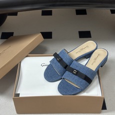Gianvito Rossi 26春夏新款 罗西GR 经典R扣一字带平底凉拖鞋细高跟拖鞋 以品牌标志性的简约一字带廓形为 Gianvito Rossi 26春夏新款 罗西GR 经典R扣一字带平底凉拖鞋细高跟拖鞋 以品牌标志性的简约一字带廓形为