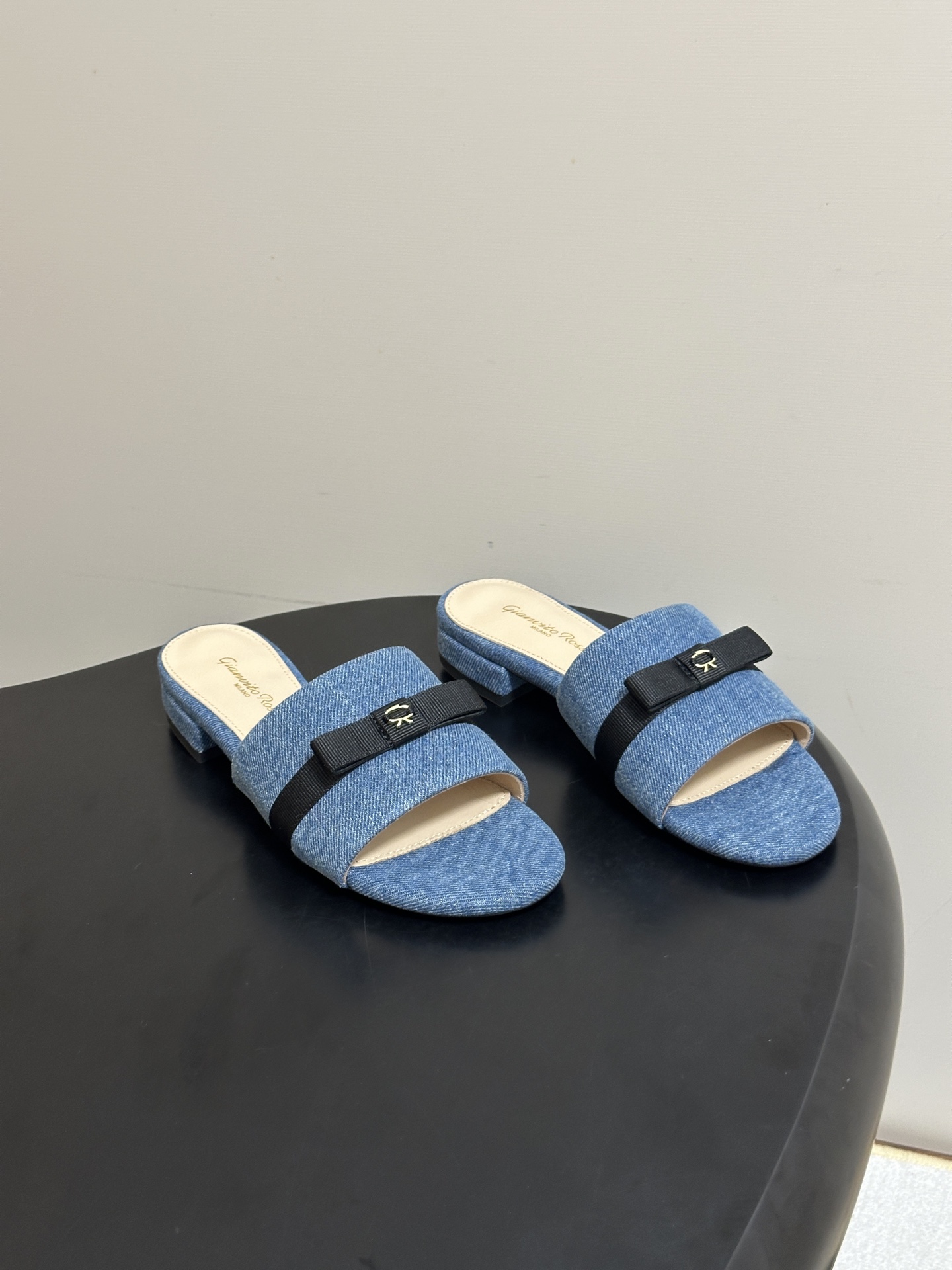 Gianvito Rossi 26春夏新款 罗西GR 经典R扣一字带平底凉拖鞋细高跟拖鞋 以品牌标志性的简约一字带廓形为 Gianvito Rossi 26春夏新款 罗西GR 经典R扣一字带平底凉拖鞋细高跟拖鞋 以品牌标志性的简约一字带廓形为