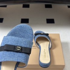 Gianvito Rossi 26春夏新款 罗西GR 经典R扣一字带平底凉拖鞋细高跟拖鞋 以品牌标志性的简约一字带廓形为 Gianvito Rossi 26春夏新款 罗西GR 经典R扣一字带平底凉拖鞋细高跟拖鞋 以品牌标志性的简约一字带廓形为