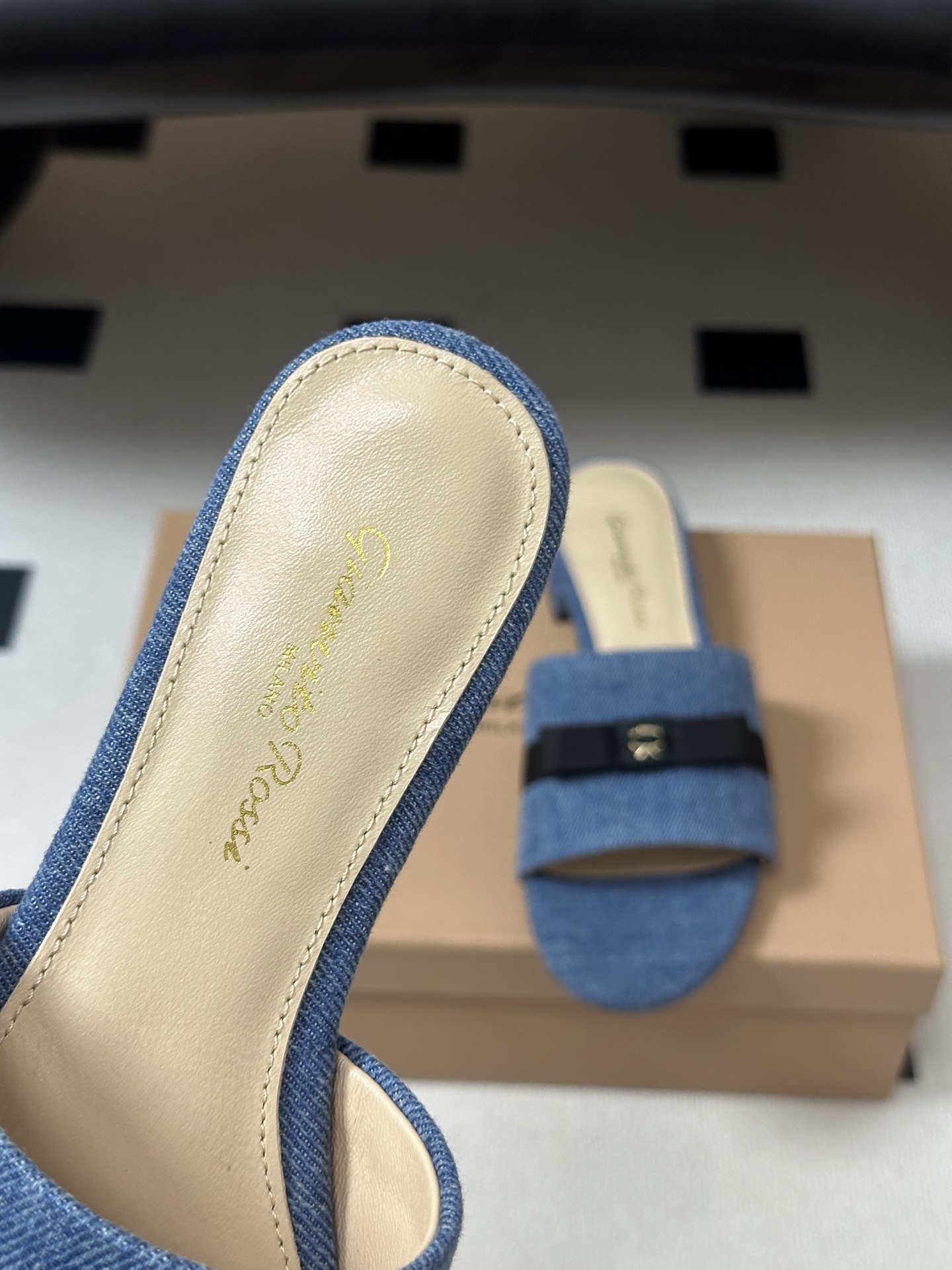 Gianvito Rossi 26春夏新款 罗西GR 经典R扣一字带平底凉拖鞋细高跟拖鞋 以品牌标志性的简约一字带廓形为 Gianvito Rossi 26春夏新款 罗西GR 经典R扣一字带平底凉拖鞋细高跟拖鞋 以品牌标志性的简约一字带廓形为