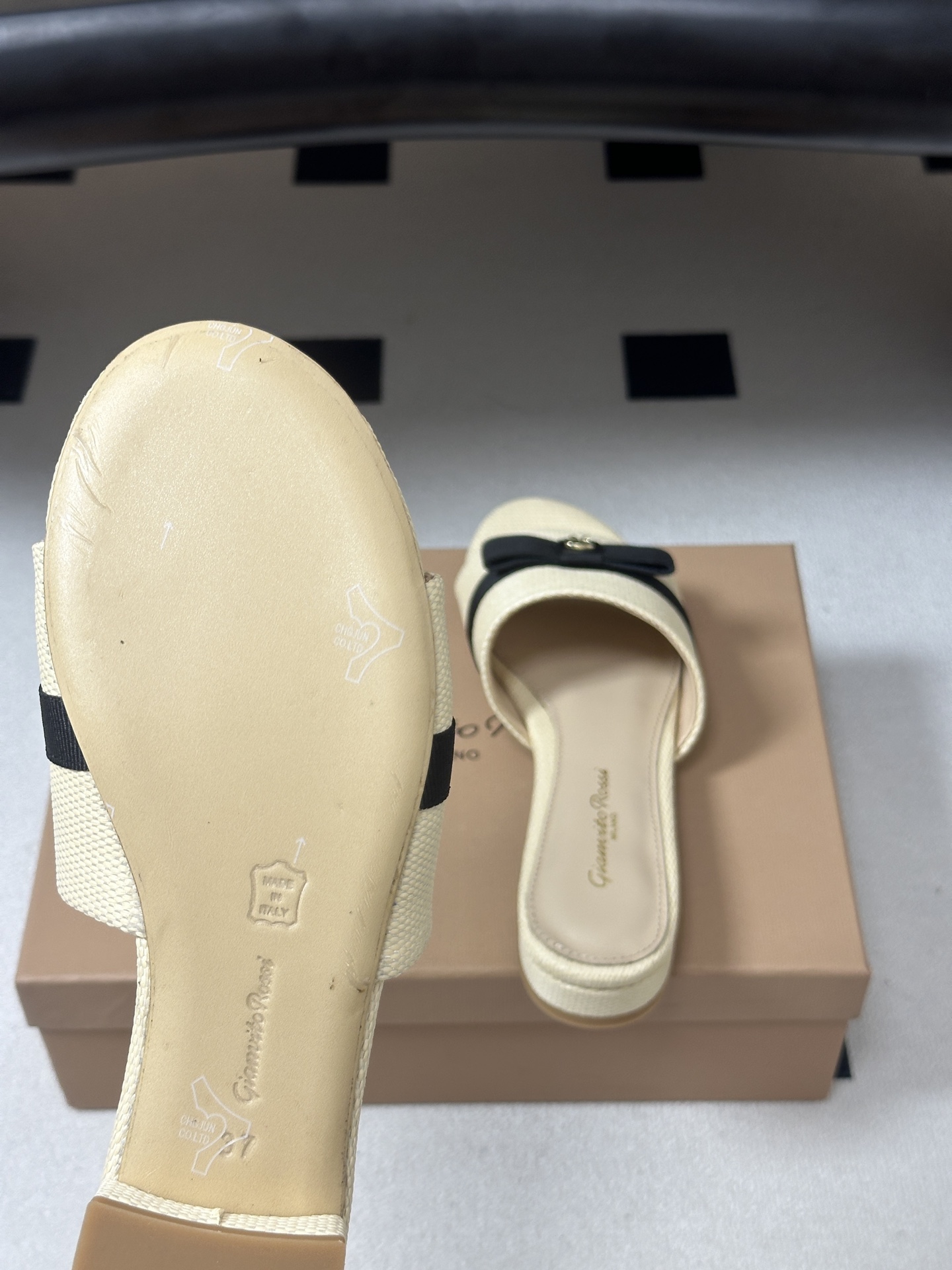 Gianvito Rossi 26春夏新款 罗西GR 经典R扣一字带平底凉拖鞋细高跟拖鞋 以品牌标志性的简约一字带廓形为 Gianvito Rossi 26春夏新款 罗西GR 经典R扣一字带平底凉拖鞋细高跟拖鞋 以品牌标志性的简约一字带廓形为