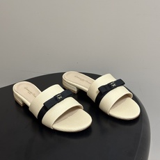 Gianvito Rossi 26春夏新款 罗西GR 经典R扣一字带平底凉拖鞋细高跟拖鞋 以品牌标志性的简约一字带廓形为 Gianvito Rossi 26春夏新款 罗西GR 经典R扣一字带平底凉拖鞋细高跟拖鞋 以品牌标志性的简约一字带廓形为