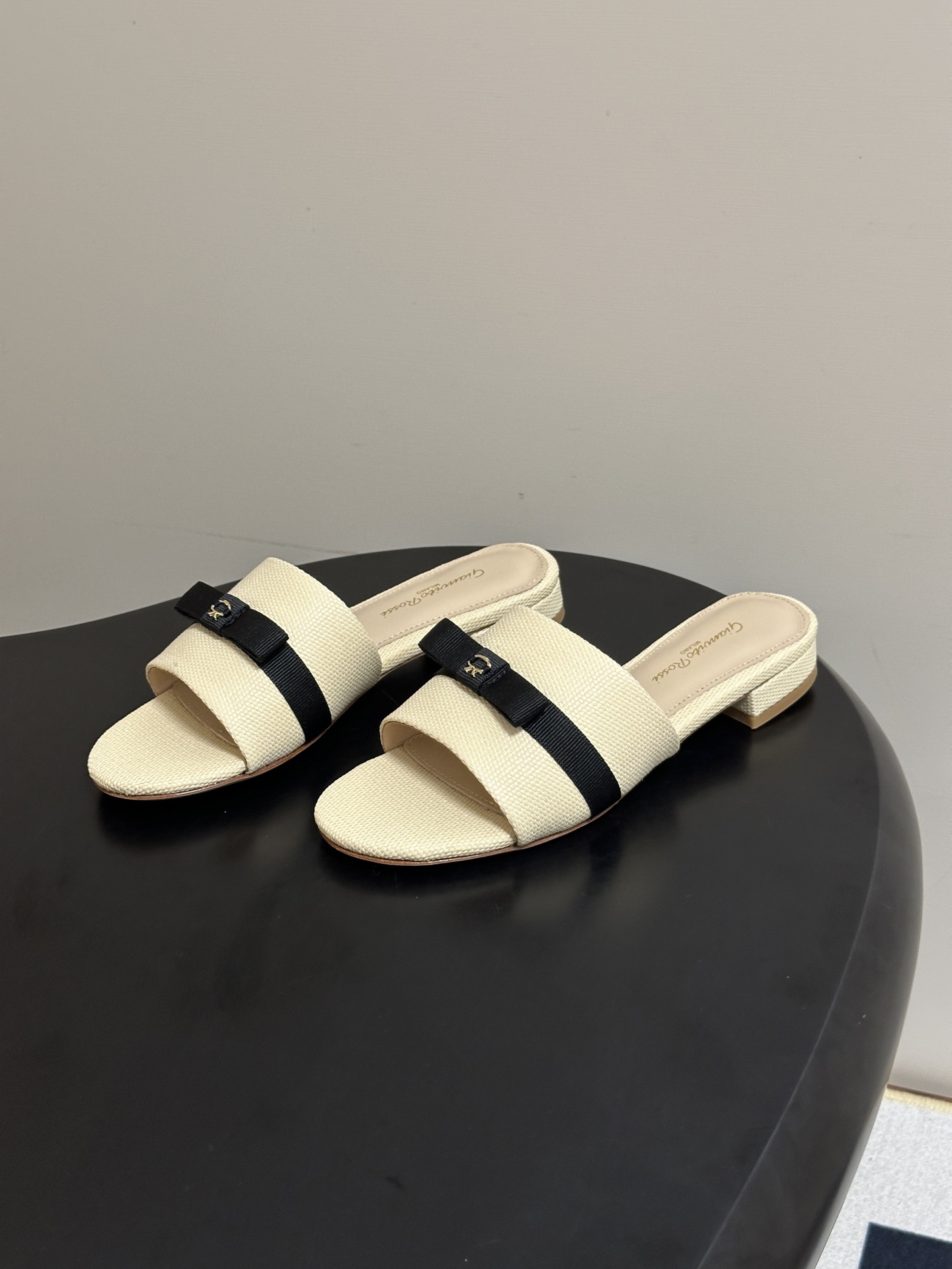 Gianvito Rossi 26春夏新款 罗西GR 经典R扣一字带平底凉拖鞋细高跟拖鞋 以品牌标志性的简约一字带廓形为 Gianvito Rossi 26春夏新款 罗西GR 经典R扣一字带平底凉拖鞋细高跟拖鞋 以品牌标志性的简约一字带廓形为