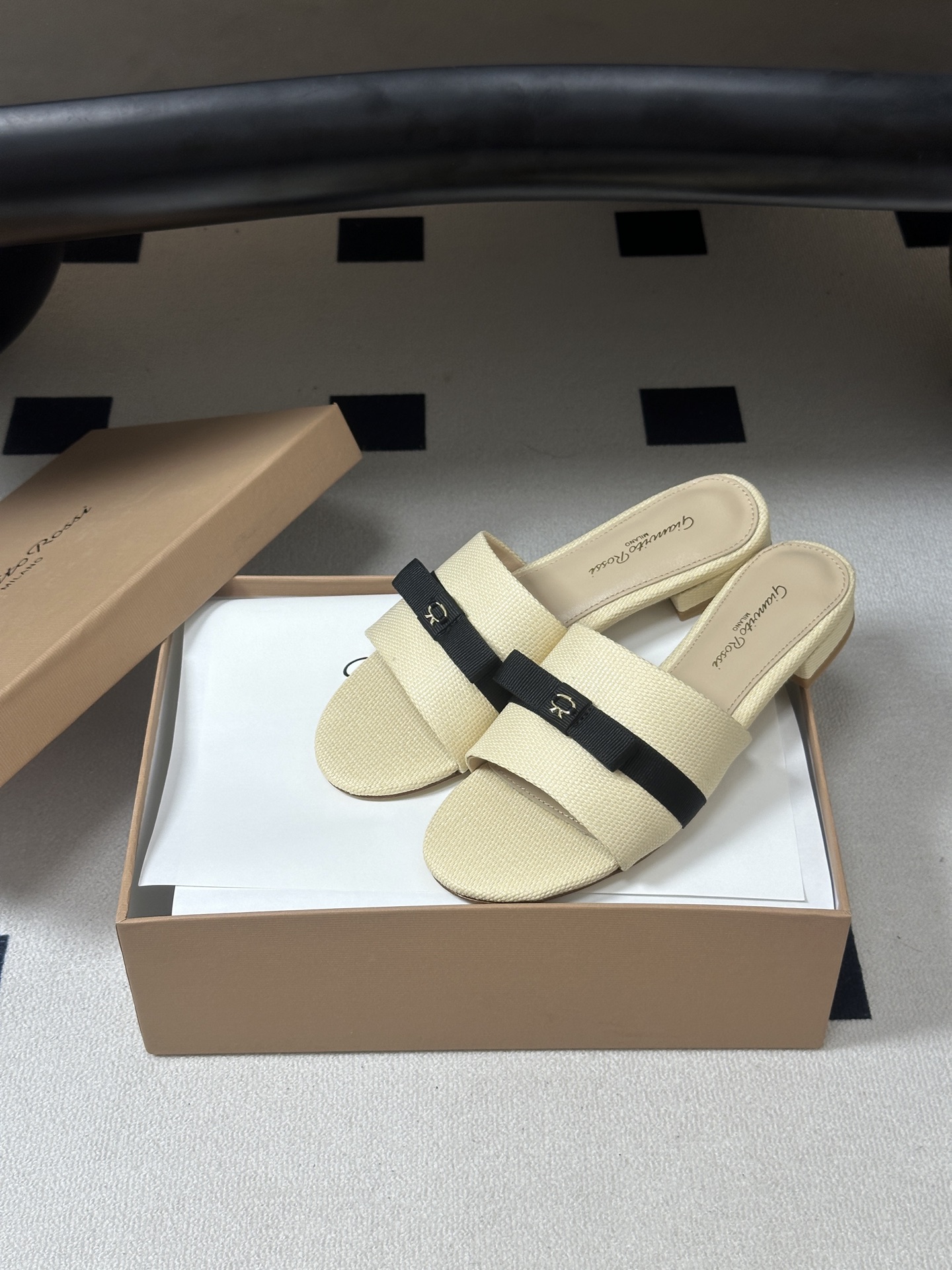 Gianvito Rossi 26春夏新款 罗西GR 经典R扣一字带平底凉拖鞋细高跟拖鞋 以品牌标志性的简约一字带廓形为 Gianvito Rossi 26春夏新款 罗西GR 经典R扣一字带平底凉拖鞋细高跟拖鞋 以品牌标志性的简约一字带廓形为