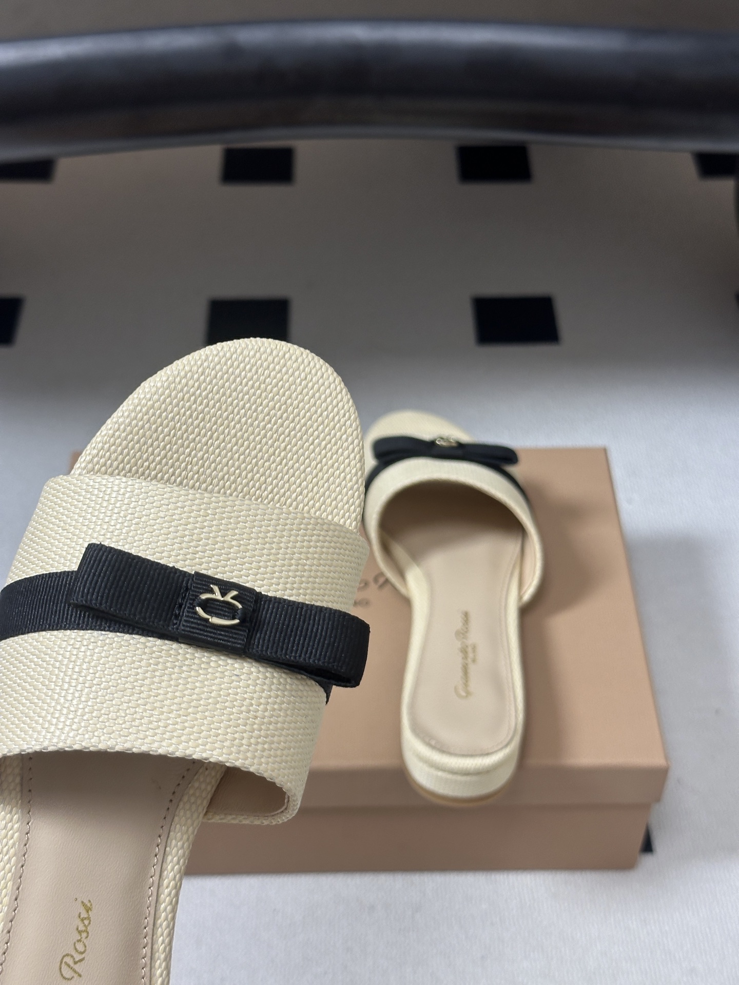 Gianvito Rossi 26春夏新款 罗西GR 经典R扣一字带平底凉拖鞋细高跟拖鞋 以品牌标志性的简约一字带廓形为 Gianvito Rossi 26春夏新款 罗西GR 经典R扣一字带平底凉拖鞋细高跟拖鞋 以品牌标志性的简约一字带廓形为