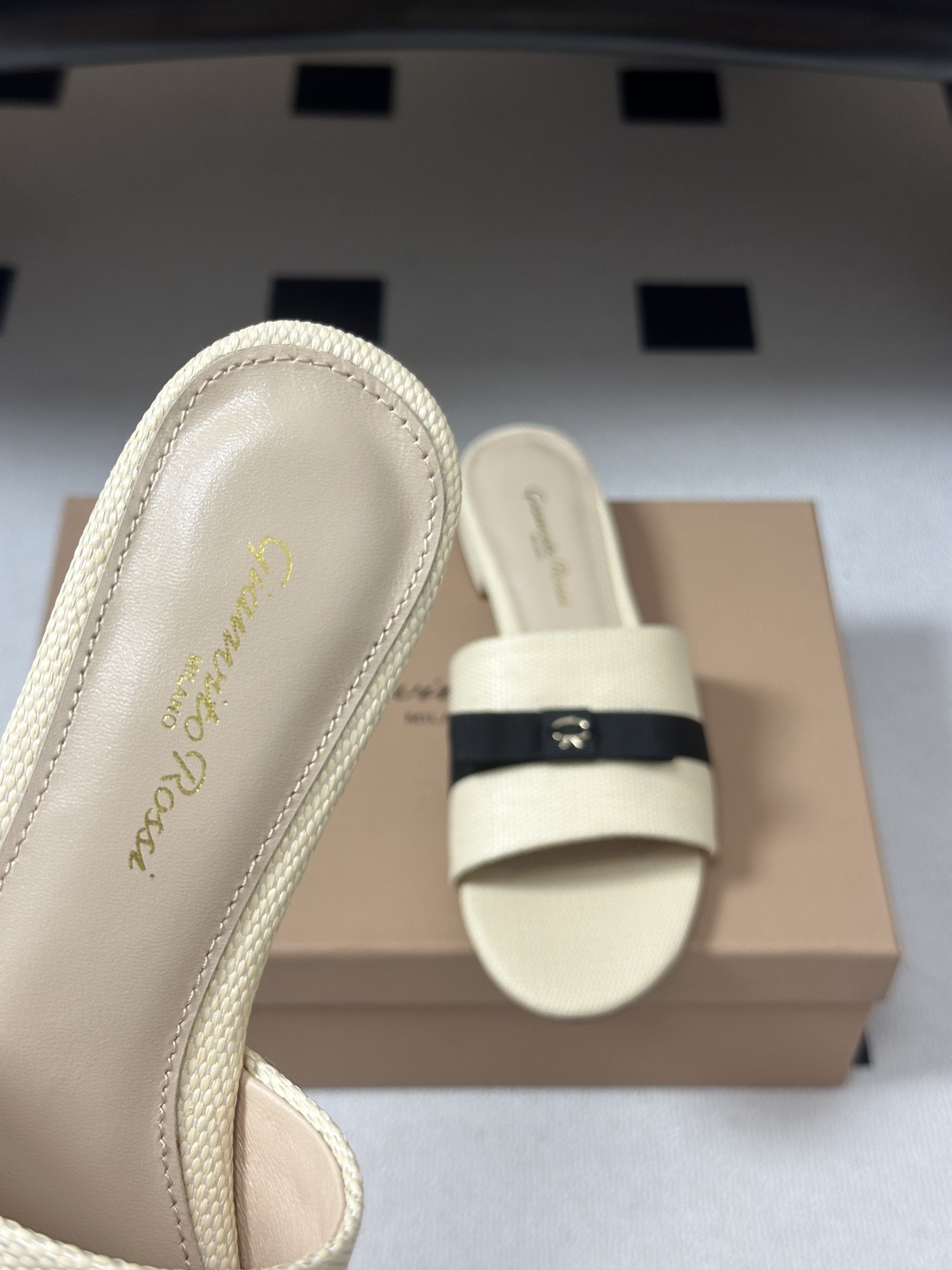 Gianvito Rossi 26春夏新款 罗西GR 经典R扣一字带平底凉拖鞋细高跟拖鞋 以品牌标志性的简约一字带廓形为 Gianvito Rossi 26春夏新款 罗西GR 经典R扣一字带平底凉拖鞋细高跟拖鞋 以品牌标志性的简约一字带廓形为