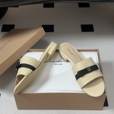 Gianvito Rossi 26春夏新款 罗西GR 经典R扣一字带平底凉拖鞋细高跟拖鞋 以品牌标志性的简约一字带廓形为 Gianvito Rossi 26春夏新款 罗西GR 经典R扣一字带平底凉拖鞋细高跟拖鞋 以品牌标志性的简约一字带廓形为