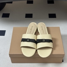Gianvito Rossi 26春夏新款 罗西GR 经典R扣一字带平底凉拖鞋细高跟拖鞋 以品牌标志性的简约一字带廓形为 Gianvito Rossi 26春夏新款 罗西GR 经典R扣一字带平底凉拖鞋细高跟拖鞋 以品牌标志性的简约一字带廓形为