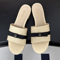 Gianvito Rossi 26春夏新款 罗西GR 经典R扣一字带平底凉拖鞋细高跟拖鞋 以品牌标志性的简约一字带廓形为 Gianvito Rossi 26春夏新款 罗西GR 经典R扣一字带平底凉拖鞋细高跟拖鞋 以品牌标志性的简约一字带廓形为