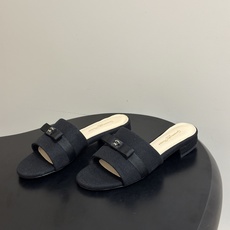 Gianvito Rossi 26春夏新款 罗西GR 经典R扣一字带平底凉拖鞋细高跟拖鞋 以品牌标志性的简约一字带廓形为 Gianvito Rossi 26春夏新款 罗西GR 经典R扣一字带平底凉拖鞋细高跟拖鞋 以品牌标志性的简约一字带廓形为