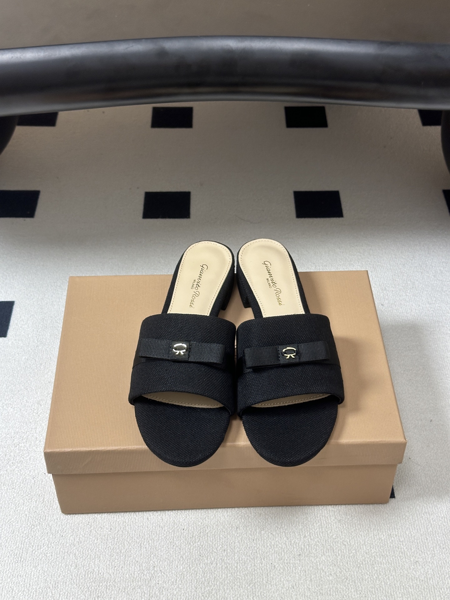 Gianvito Rossi 26春夏新款 罗西GR 经典R扣一字带平底凉拖鞋细高跟拖鞋 以品牌标志性的简约一字带廓形为 Gianvito Rossi 26春夏新款 罗西GR 经典R扣一字带平底凉拖鞋细高跟拖鞋 以品牌标志性的简约一字带廓形为