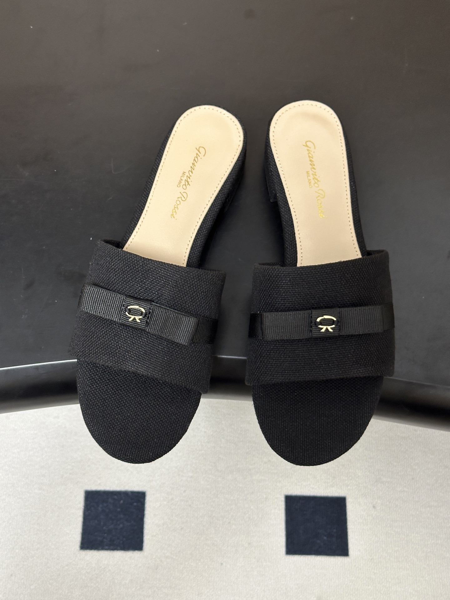 Gianvito Rossi 26春夏新款 罗西GR 经典R扣一字带平底凉拖鞋细高跟拖鞋 以品牌标志性的简约一字带廓形为 Gianvito Rossi 26春夏新款 罗西GR 经典R扣一字带平底凉拖鞋细高跟拖鞋 以品牌标志性的简约一字带廓形为