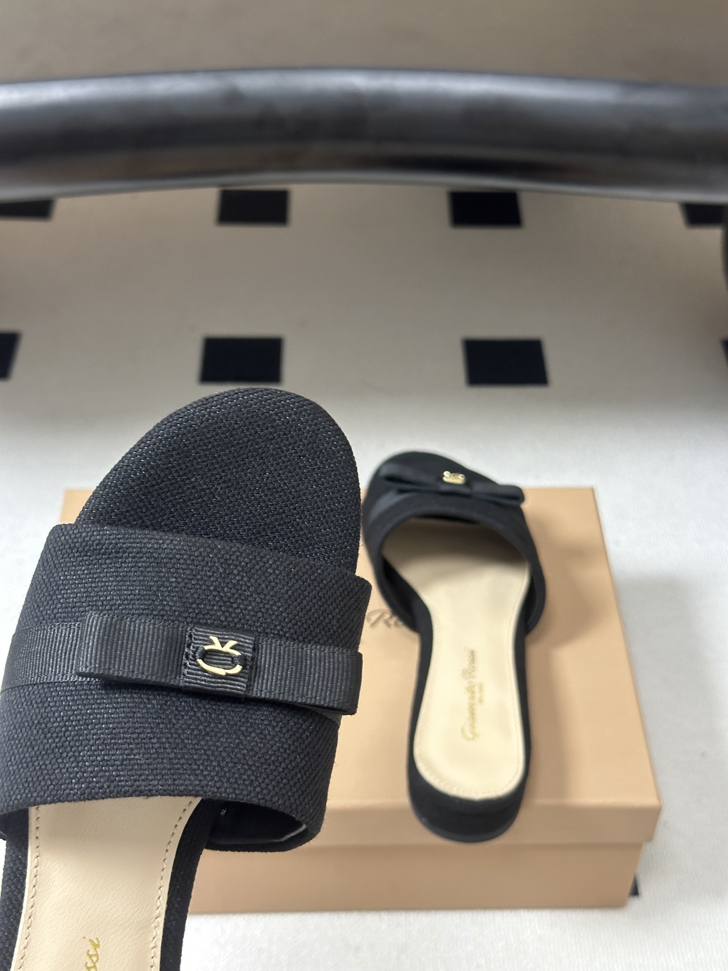 Gianvito Rossi 26春夏新款 罗西GR 经典R扣一字带平底凉拖鞋细高跟拖鞋 以品牌标志性的简约一字带廓形为 Gianvito Rossi 26春夏新款 罗西GR 经典R扣一字带平底凉拖鞋细高跟拖鞋 以品牌标志性的简约一字带廓形为