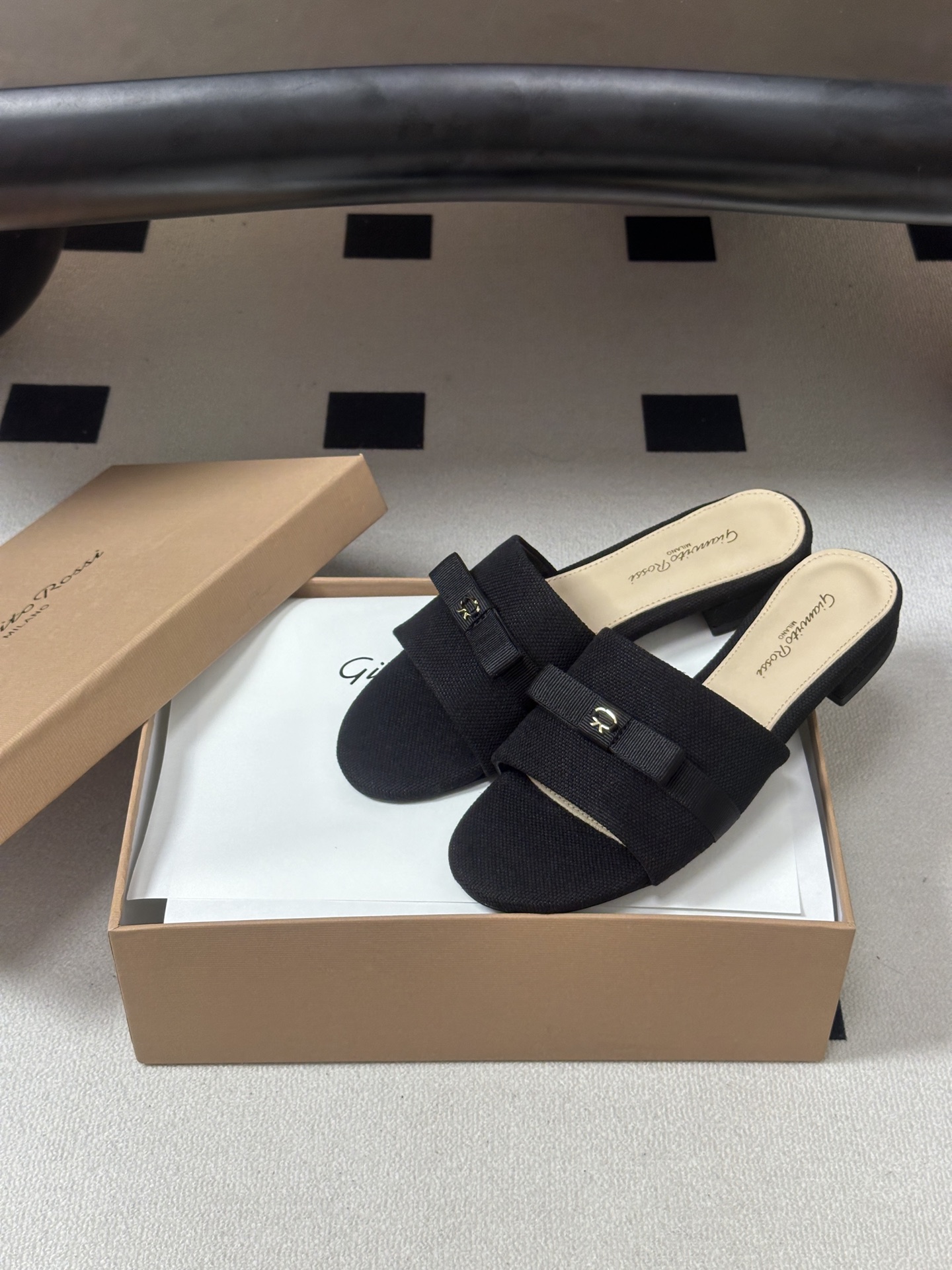 Gianvito Rossi 26春夏新款 罗西GR 经典R扣一字带平底凉拖鞋细高跟拖鞋 以品牌标志性的简约一字带廓形为 Gianvito Rossi 26春夏新款 罗西GR 经典R扣一字带平底凉拖鞋细高跟拖鞋 以品牌标志性的简约一字带廓形为