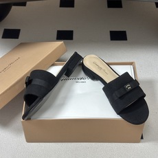 Gianvito Rossi 26春夏新款 罗西GR 经典R扣一字带平底凉拖鞋细高跟拖鞋 以品牌标志性的简约一字带廓形为 Gianvito Rossi 26春夏新款 罗西GR 经典R扣一字带平底凉拖鞋细高跟拖鞋 以品牌标志性的简约一字带廓形为