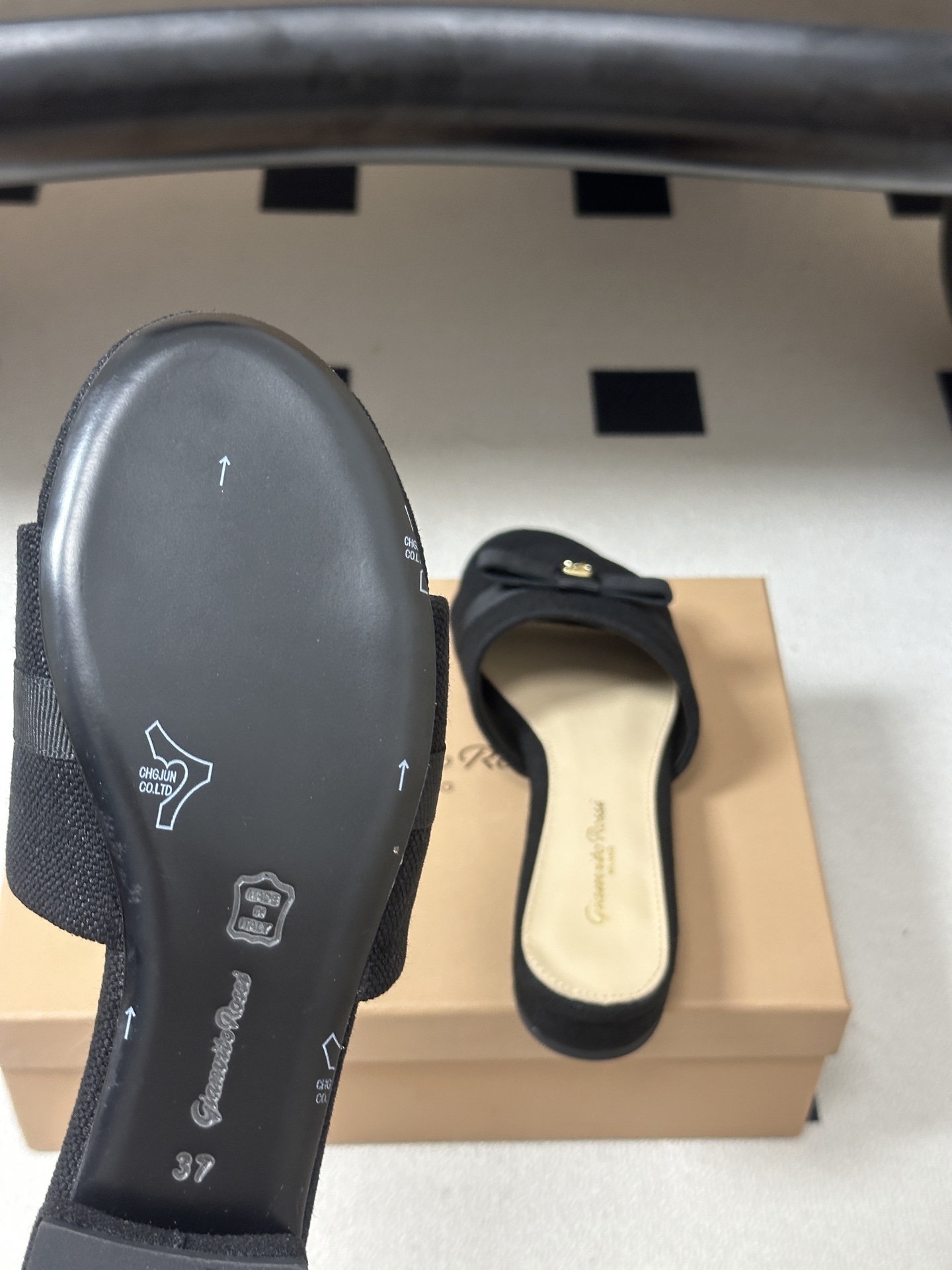 Gianvito Rossi 26春夏新款 罗西GR 经典R扣一字带平底凉拖鞋细高跟拖鞋 以品牌标志性的简约一字带廓形为 Gianvito Rossi 26春夏新款 罗西GR 经典R扣一字带平底凉拖鞋细高跟拖鞋 以品牌标志性的简约一字带廓形为