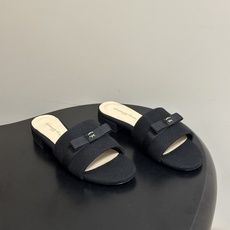 Gianvito Rossi 26春夏新款 罗西GR 经典R扣一字带平底凉拖鞋细高跟拖鞋 以品牌标志性的简约一字带廓形为 Gianvito Rossi 26春夏新款 罗西GR 经典R扣一字带平底凉拖鞋细高跟拖鞋 以品牌标志性的简约一字带廓形为