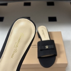 Gianvito Rossi 26春夏新款 罗西GR 经典R扣一字带平底凉拖鞋细高跟拖鞋 以品牌标志性的简约一字带廓形为 Gianvito Rossi 26春夏新款 罗西GR 经典R扣一字带平底凉拖鞋细高跟拖鞋 以品牌标志性的简约一字带廓形为