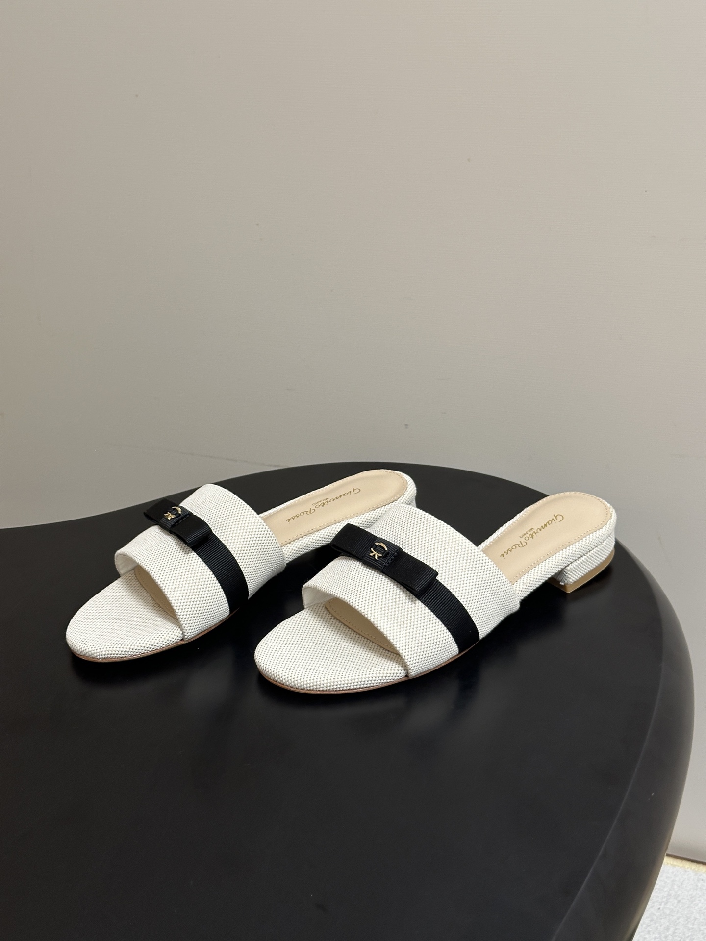 Gianvito Rossi 26春夏新款 罗西GR 经典R扣一字带平底凉拖鞋细高跟拖鞋 以品牌标志性的简约一字带廓形为 Gianvito Rossi 26春夏新款 罗西GR 经典R扣一字带平底凉拖鞋细高跟拖鞋 以品牌标志性的简约一字带廓形为
