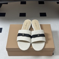 Gianvito Rossi 26春夏新款 罗西GR 经典R扣一字带平底凉拖鞋细高跟拖鞋 以品牌标志性的简约一字带廓形为 Gianvito Rossi 26春夏新款 罗西GR 经典R扣一字带平底凉拖鞋细高跟拖鞋 以品牌标志性的简约一字带廓形为
