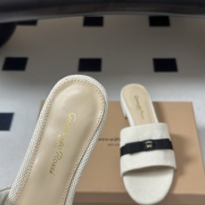 Gianvito Rossi 26春夏新款 罗西GR 经典R扣一字带平底凉拖鞋细高跟拖鞋 以品牌标志性的简约一字带廓形为 Gianvito Rossi 26春夏新款 罗西GR 经典R扣一字带平底凉拖鞋细高跟拖鞋 以品牌标志性的简约一字带廓形为