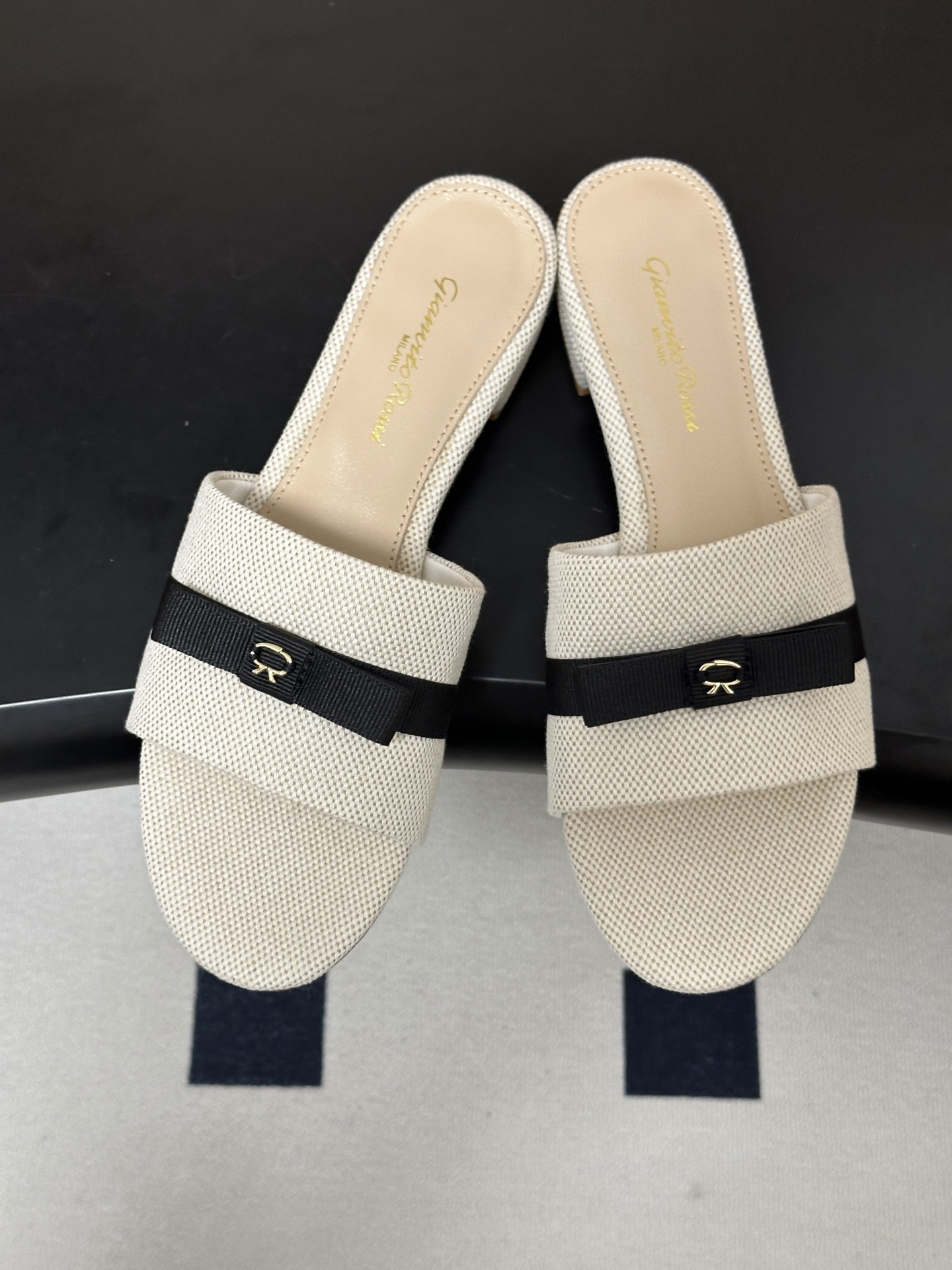 Gianvito Rossi 26春夏新款 罗西GR 经典R扣一字带平底凉拖鞋细高跟拖鞋 以品牌标志性的简约一字带廓形为 Gianvito Rossi 26春夏新款 罗西GR 经典R扣一字带平底凉拖鞋细高跟拖鞋 以品牌标志性的简约一字带廓形为