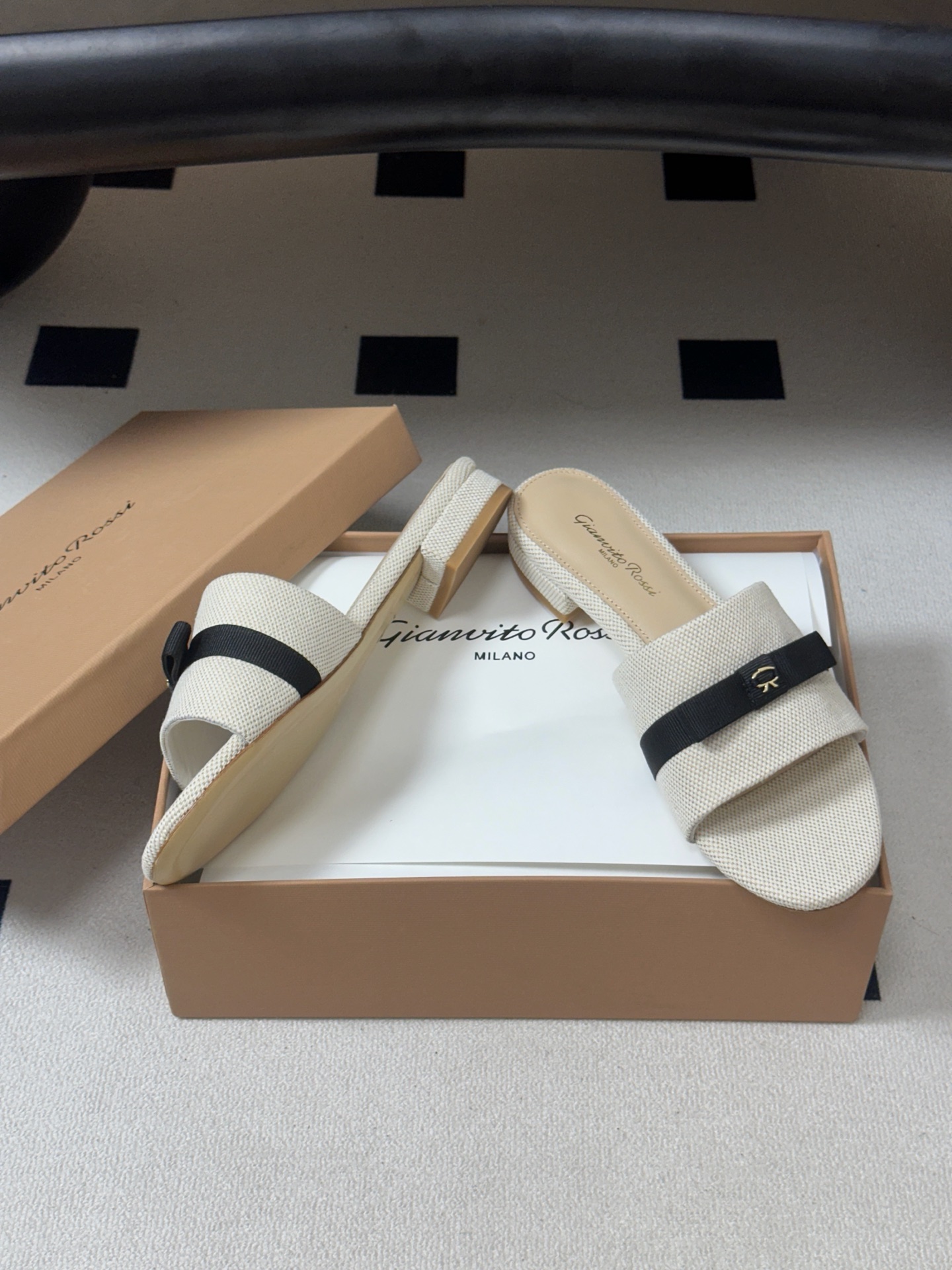 Gianvito Rossi 26春夏新款 罗西GR 经典R扣一字带平底凉拖鞋细高跟拖鞋 以品牌标志性的简约一字带廓形为 Gianvito Rossi 26春夏新款 罗西GR 经典R扣一字带平底凉拖鞋细高跟拖鞋 以品牌标志性的简约一字带廓形为