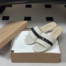 Gianvito Rossi 26春夏新款 罗西GR 经典R扣一字带平底凉拖鞋细高跟拖鞋 以品牌标志性的简约一字带廓形为 Gianvito Rossi 26春夏新款 罗西GR 经典R扣一字带平底凉拖鞋细高跟拖鞋 以品牌标志性的简约一字带廓形为