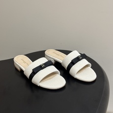 Gianvito Rossi 26春夏新款 罗西GR 经典R扣一字带平底凉拖鞋细高跟拖鞋 以品牌标志性的简约一字带廓形为 Gianvito Rossi 26春夏新款 罗西GR 经典R扣一字带平底凉拖鞋细高跟拖鞋 以品牌标志性的简约一字带廓形为