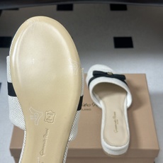 Gianvito Rossi 26春夏新款 罗西GR 经典R扣一字带平底凉拖鞋细高跟拖鞋 以品牌标志性的简约一字带廓形为 Gianvito Rossi 26春夏新款 罗西GR 经典R扣一字带平底凉拖鞋细高跟拖鞋 以品牌标志性的简约一字带廓形为