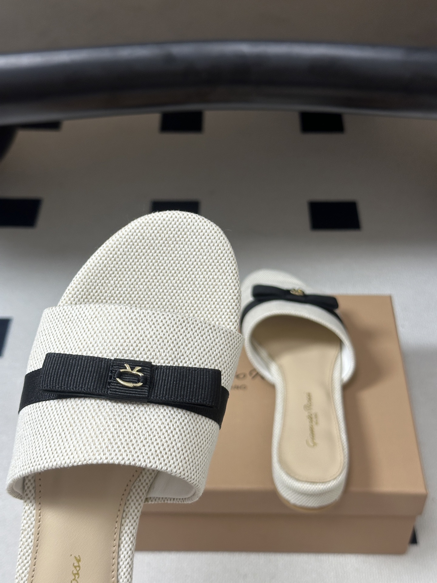 Gianvito Rossi 26春夏新款 罗西GR 经典R扣一字带平底凉拖鞋细高跟拖鞋 以品牌标志性的简约一字带廓形为 Gianvito Rossi 26春夏新款 罗西GR 经典R扣一字带平底凉拖鞋细高跟拖鞋 以品牌标志性的简约一字带廓形为