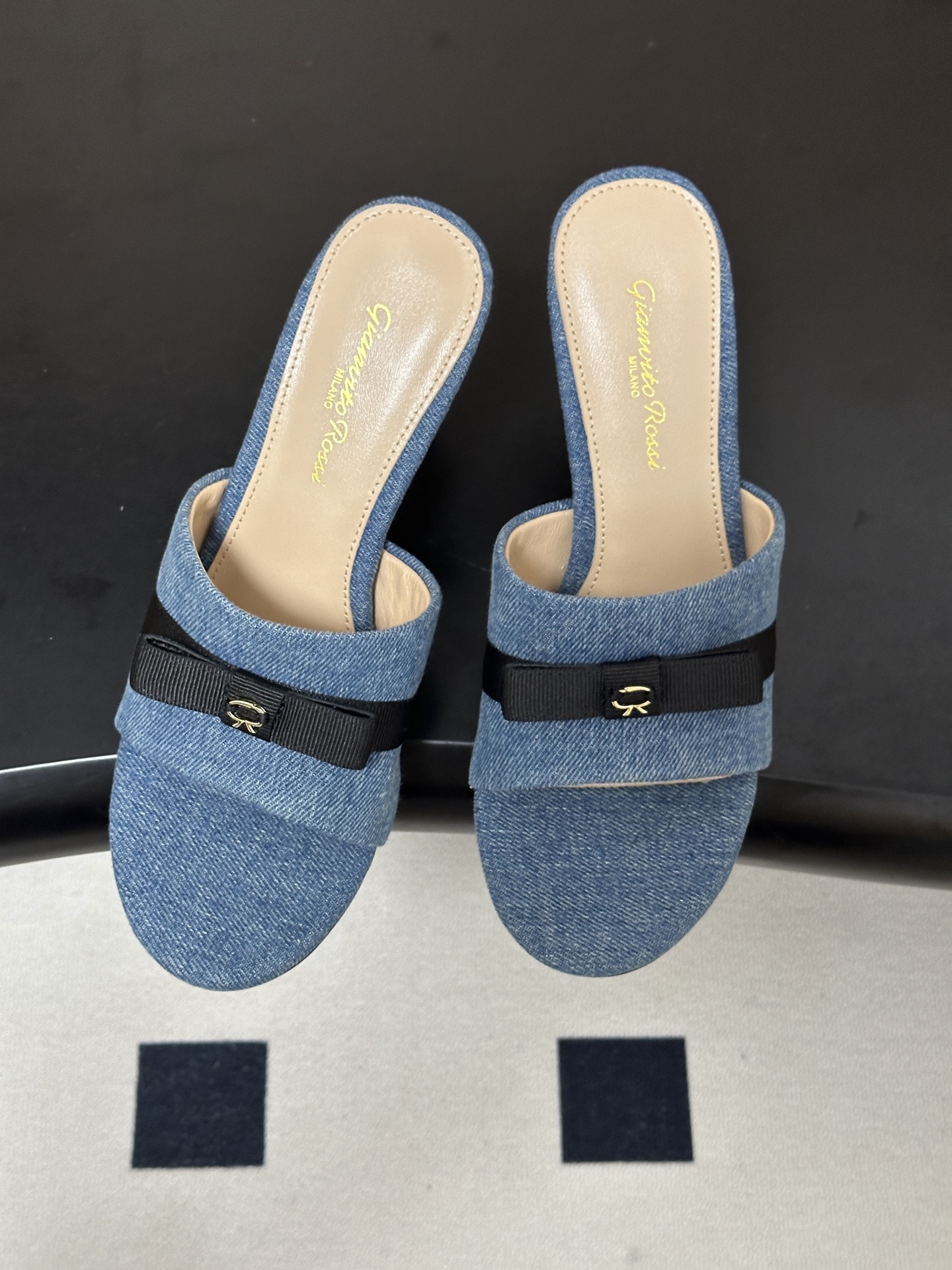 Gianvito Rossi 26春夏新款 罗西GR 经典R扣一字带平底凉拖鞋细高跟拖鞋 以品牌标志性的简约一字带廓形为 Gianvito Rossi 26春夏新款 罗西GR 经典R扣一字带平底凉拖鞋细高跟拖鞋 以品牌标志性的简约一字带廓形为