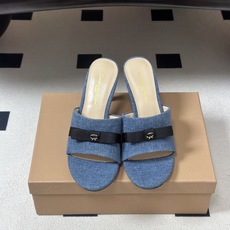 Gianvito Rossi 26春夏新款 罗西GR 经典R扣一字带平底凉拖鞋细高跟拖鞋 以品牌标志性的简约一字带廓形为 Gianvito Rossi 26春夏新款 罗西GR 经典R扣一字带平底凉拖鞋细高跟拖鞋 以品牌标志性的简约一字带廓形为