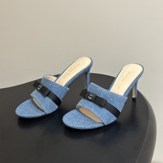 Gianvito Rossi 26春夏新款 罗西GR 经典R扣一字带平底凉拖鞋细高跟拖鞋 以品牌标志性的简约一字带廓形为 Gianvito Rossi 26春夏新款 罗西GR 经典R扣一字带平底凉拖鞋细高跟拖鞋 以品牌标志性的简约一字带廓形为