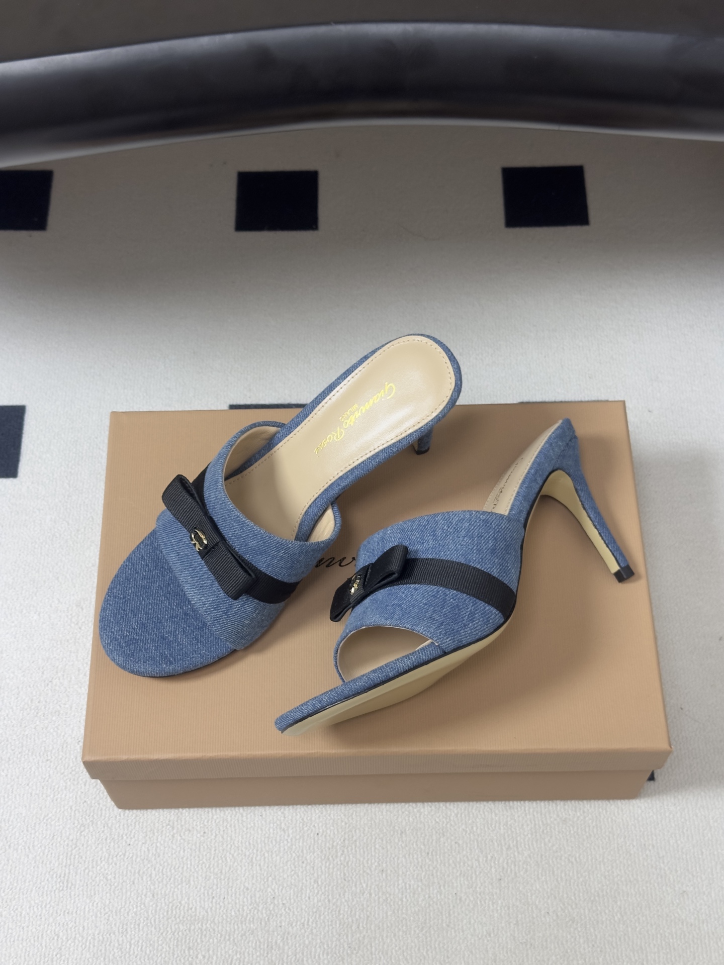 Gianvito Rossi 26春夏新款 罗西GR 经典R扣一字带平底凉拖鞋细高跟拖鞋 以品牌标志性的简约一字带廓形为 Gianvito Rossi 26春夏新款 罗西GR 经典R扣一字带平底凉拖鞋细高跟拖鞋 以品牌标志性的简约一字带廓形为