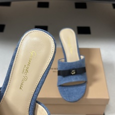 Gianvito Rossi 26春夏新款 罗西GR 经典R扣一字带平底凉拖鞋细高跟拖鞋 以品牌标志性的简约一字带廓形为 Gianvito Rossi 26春夏新款 罗西GR 经典R扣一字带平底凉拖鞋细高跟拖鞋 以品牌标志性的简约一字带廓形为