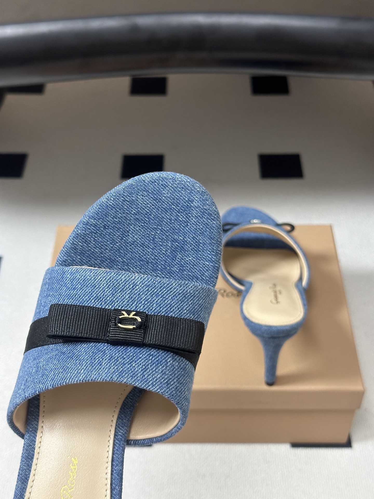 Gianvito Rossi 26春夏新款 罗西GR 经典R扣一字带平底凉拖鞋细高跟拖鞋 以品牌标志性的简约一字带廓形为 Gianvito Rossi 26春夏新款 罗西GR 经典R扣一字带平底凉拖鞋细高跟拖鞋 以品牌标志性的简约一字带廓形为