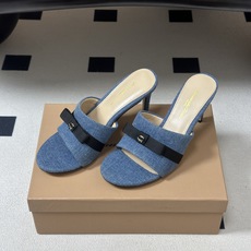 Gianvito Rossi 26春夏新款 罗西GR 经典R扣一字带平底凉拖鞋细高跟拖鞋 以品牌标志性的简约一字带廓形为 Gianvito Rossi 26春夏新款 罗西GR 经典R扣一字带平底凉拖鞋细高跟拖鞋 以品牌标志性的简约一字带廓形为
